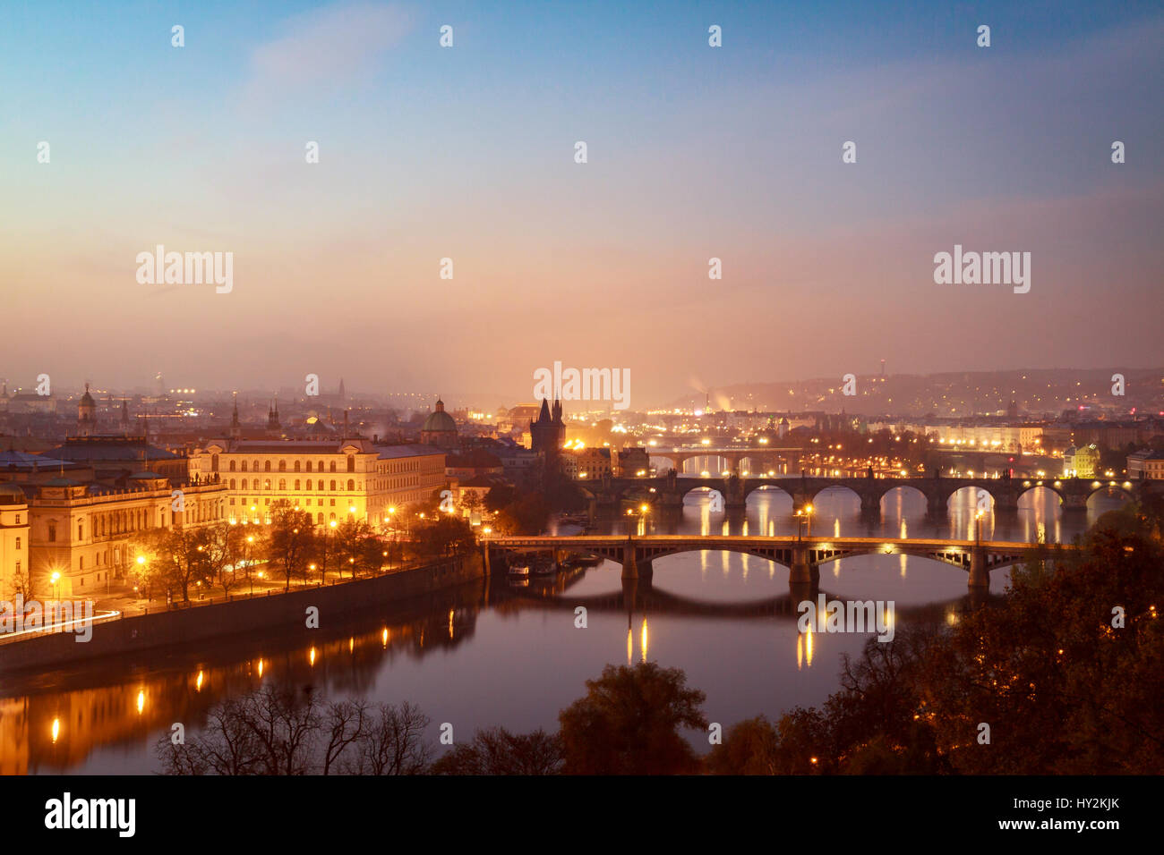 Vista la mattina dal di sopra su ponti di Praga e Ponte Carlo in primo piano. Foto Stock