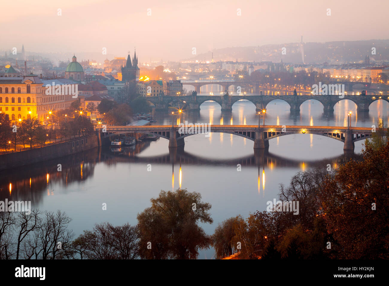 Vista la mattina dal di sopra su ponti di Praga e Ponte Carlo in primo piano. Foto Stock