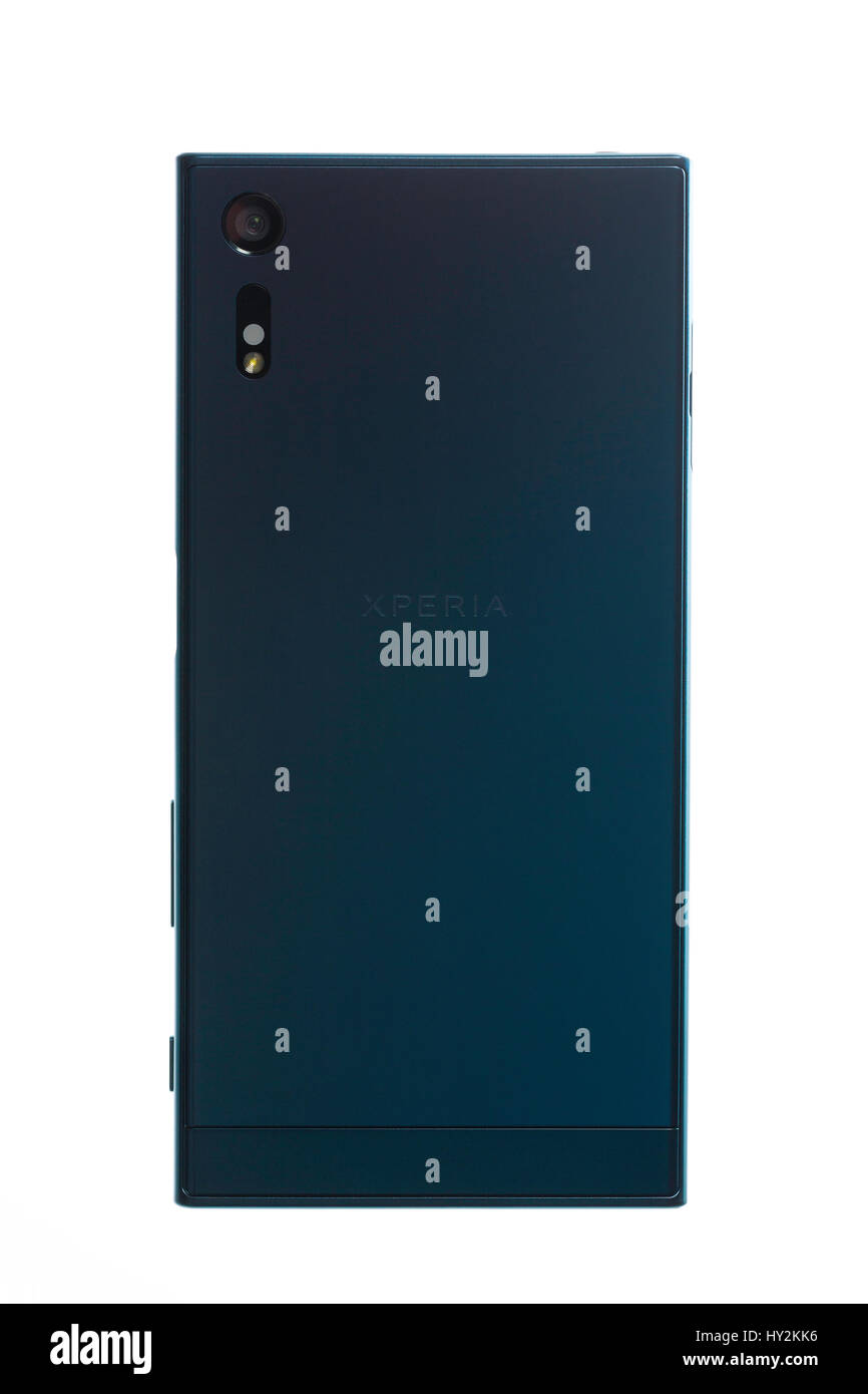 Ostrow Wielkopolski, Polonia - 18 dicembre 2016: Smartphone Sony Xperia XZ in colore turchese, coperchio posteriore con iscrizione xperia e lente con flash Foto Stock