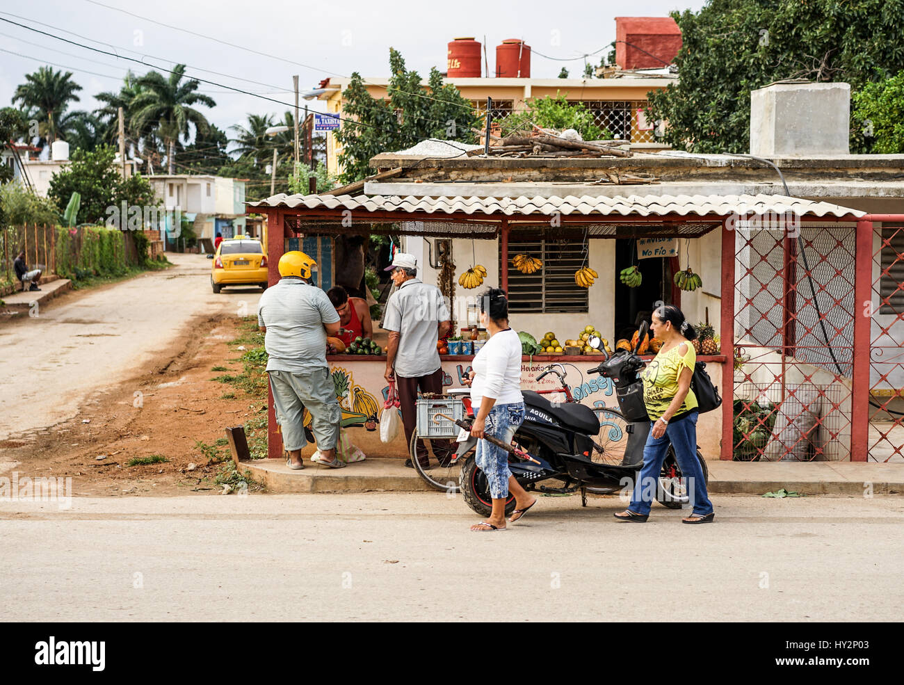 L'Avana, Cuba - 14 Gennaio 2016: tipica scena per le strade di La Habana, piccolo negozio privato bancarella vendendo la frutta e la verdura dal proprietario della propria fi Foto Stock