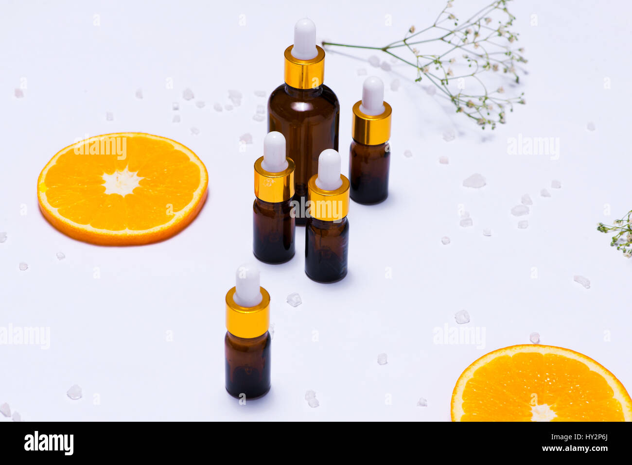 Il Branding mock-up. Olio essenziale naturale, bottiglia di cosmetici contenitori con fettine di arancia. Foto Stock