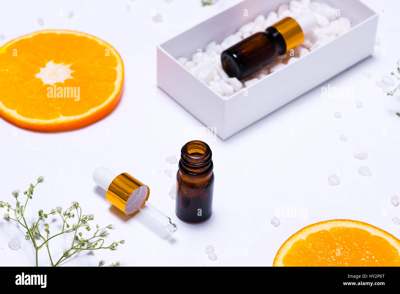 Il Branding mock-up. Olio essenziale naturale, bottiglia di cosmetici contenitori con fettine di arancia. Foto Stock