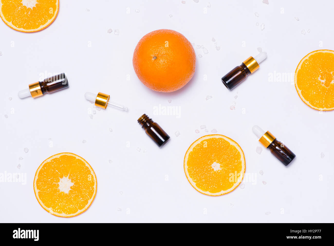 Il Branding mock-up. Olio essenziale naturale, bottiglia di cosmetici contenitori con fettine di arancia. Foto Stock
