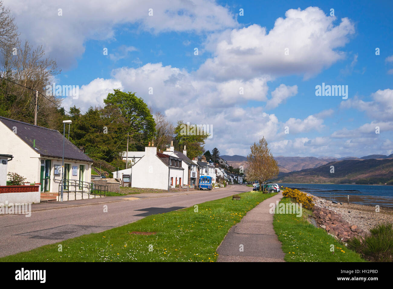 Lochcarron village, Loch Carron, Kyle of Lochalsh, regione delle Highlands, Scozia, Novembre Foto Stock