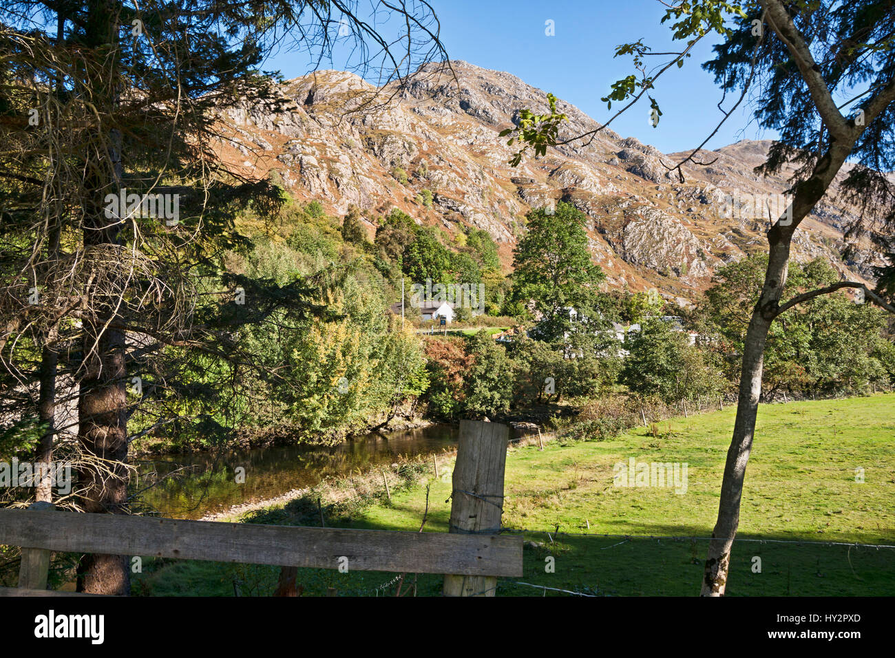 Shiel Bridge village, il ponte di pietra, A87, strada a Isles, Highland, Scotland, Regno Unito Foto Stock