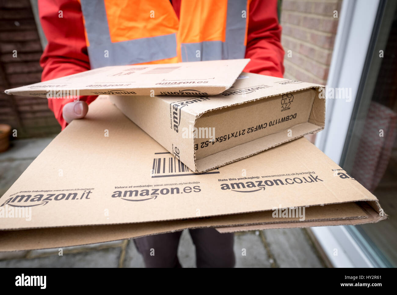 Amazon pacchi essendo consegnati Foto Stock