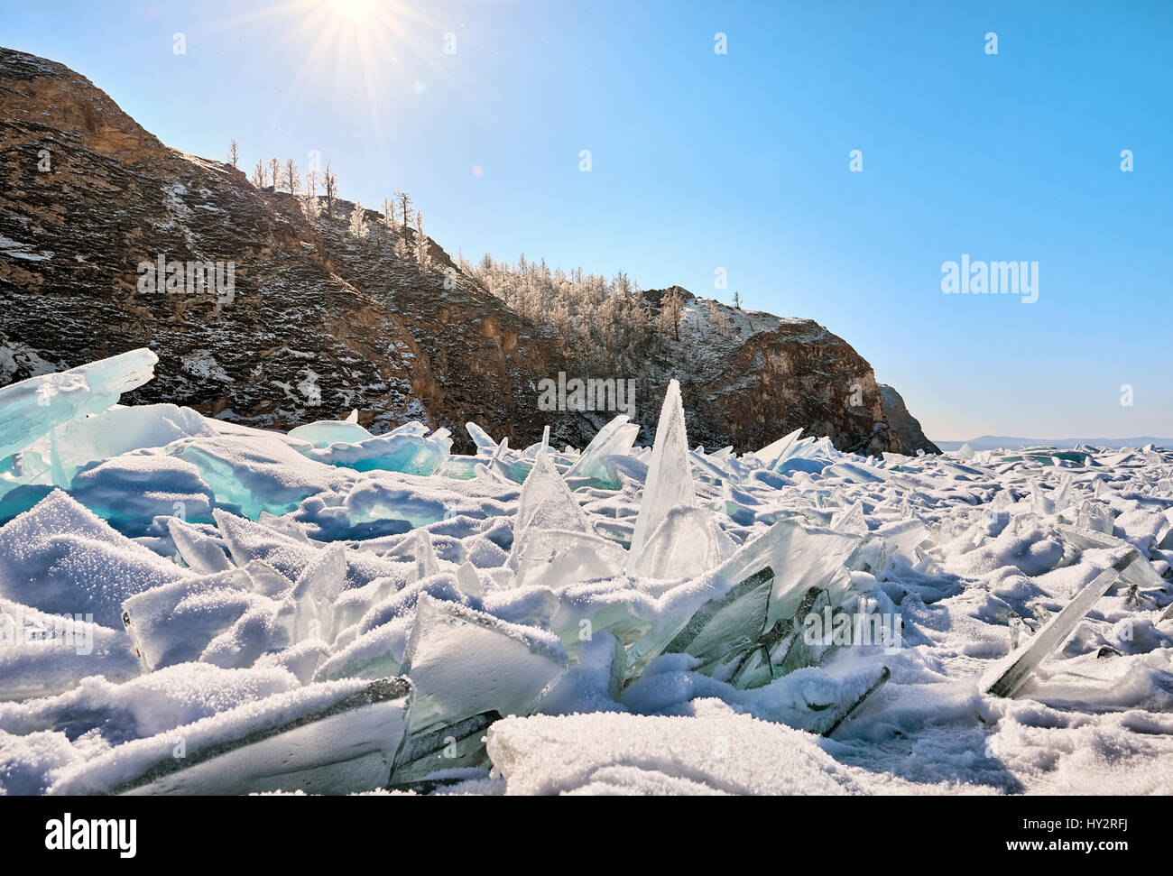 Baikal hummocks sono cosparse di neve fine. Una luminosa giornata di sole ai primi di marzo. Olkhon island. Regione di Irkutsk. La Russia Foto Stock