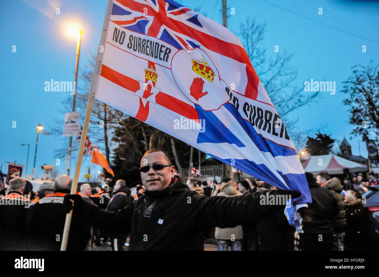 Belfast, Irlanda del Nord. 07 apr 2016 - lealisti tenere sfilata per commemorare i 1000 giorni poiché Ligoneil Orange logge furono arrestati da ritornare alla loro hall il 12 Luglio 2013 Foto Stock