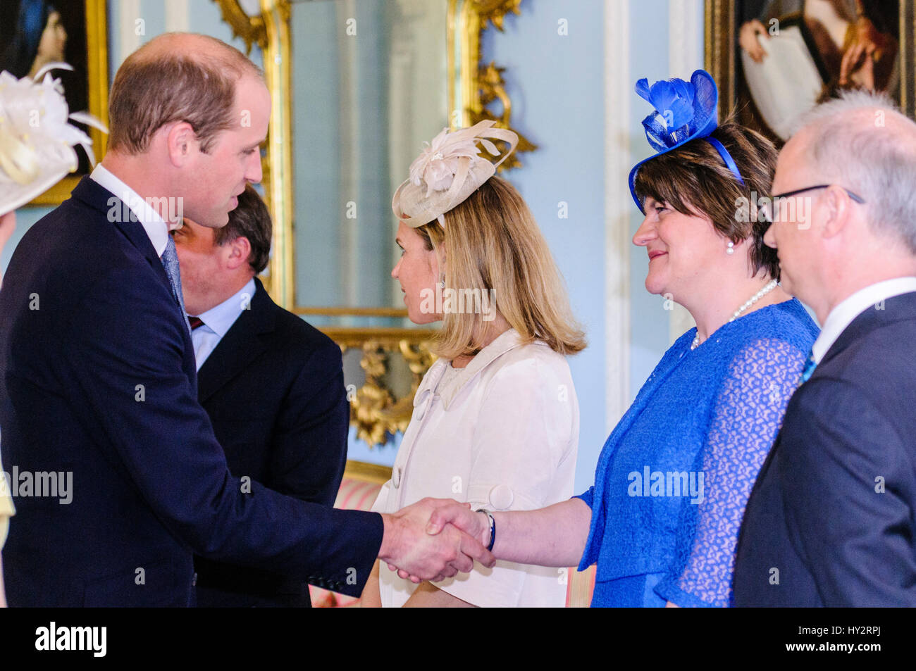 HILLSBOROUGH, IRLANDA DEL NORD. 14 GIU 2016: Prince William, il Duca di Cambridge, incontra il Primo Ministro Arlene Foster MLA come egli arriva al Segretario di Stato annuale del party in giardino. Foto Stock