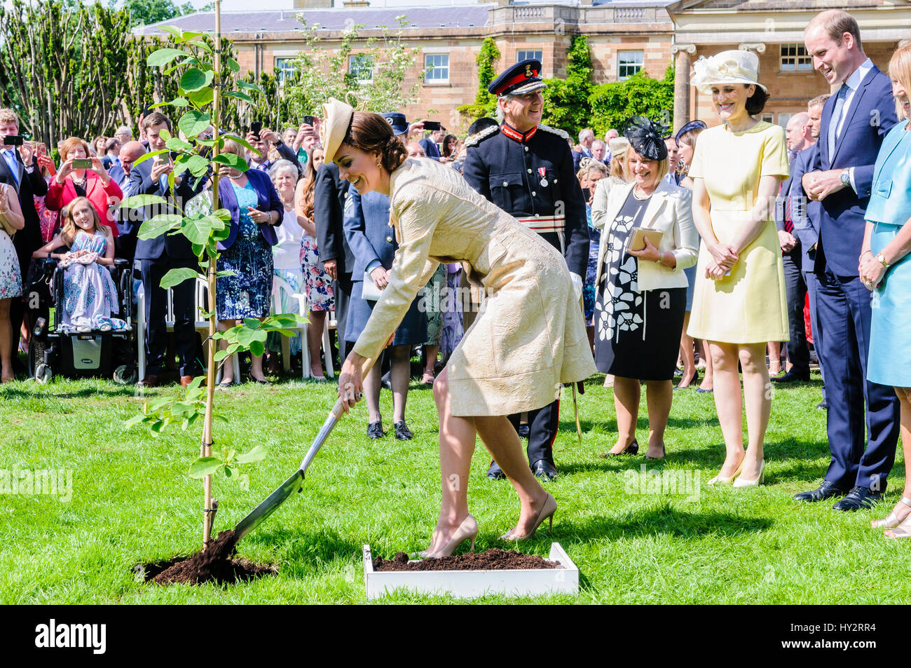 HILLSBOROUGH, IRLANDA DEL NORD. 14 GIU 2016: Catherine (Kate), la Duchessa di Cambridge aiuta a piantare un albero al Segretario di Stato annuale del party in giardino. Foto Stock