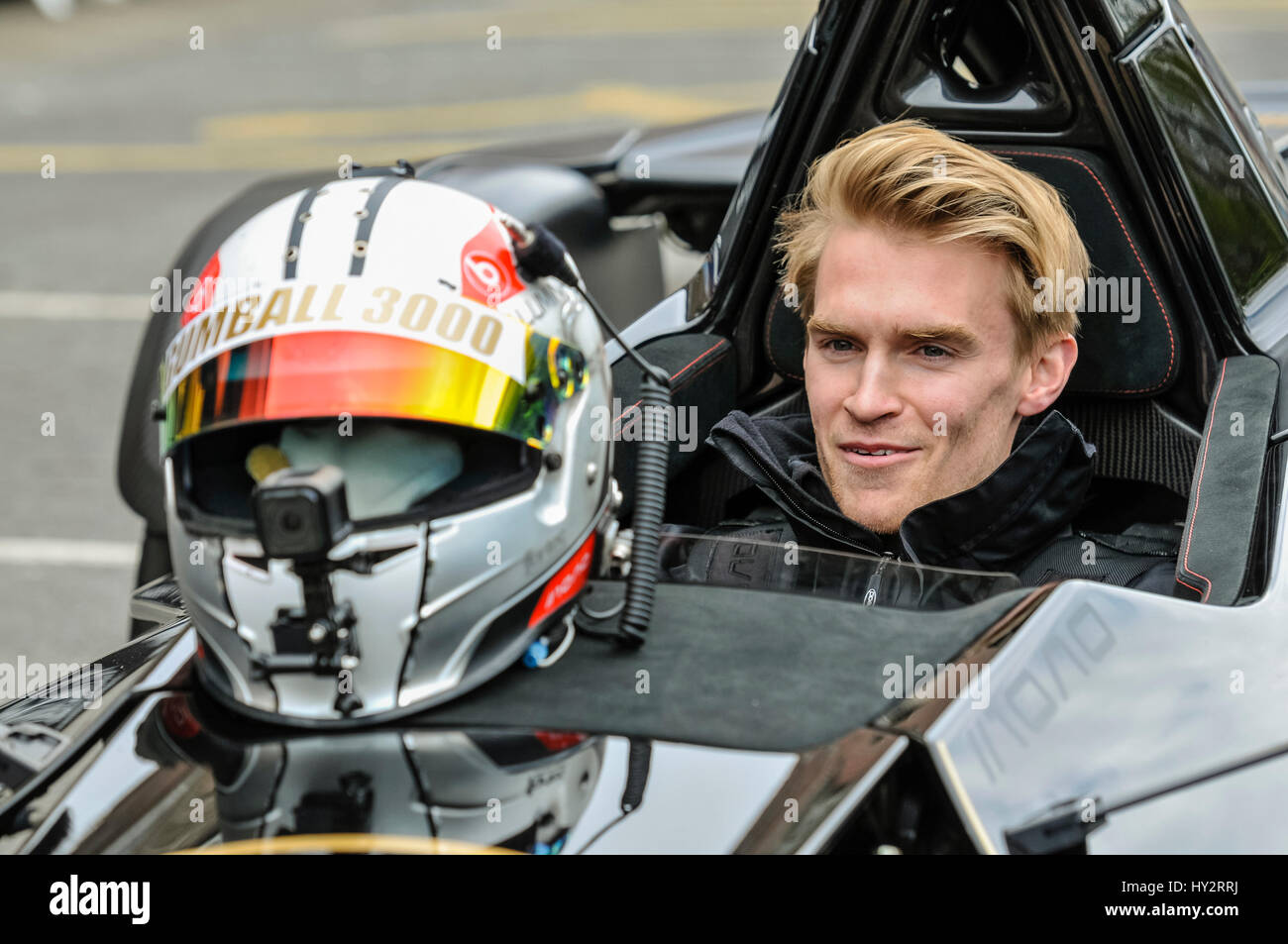 Dublino, Irlanda: 30 APR 2016 - Oliver Webb, test driver per la BAC prima della partenza della Gumball Rally 3000 2016, da Dublino a Budapest. Foto Stock