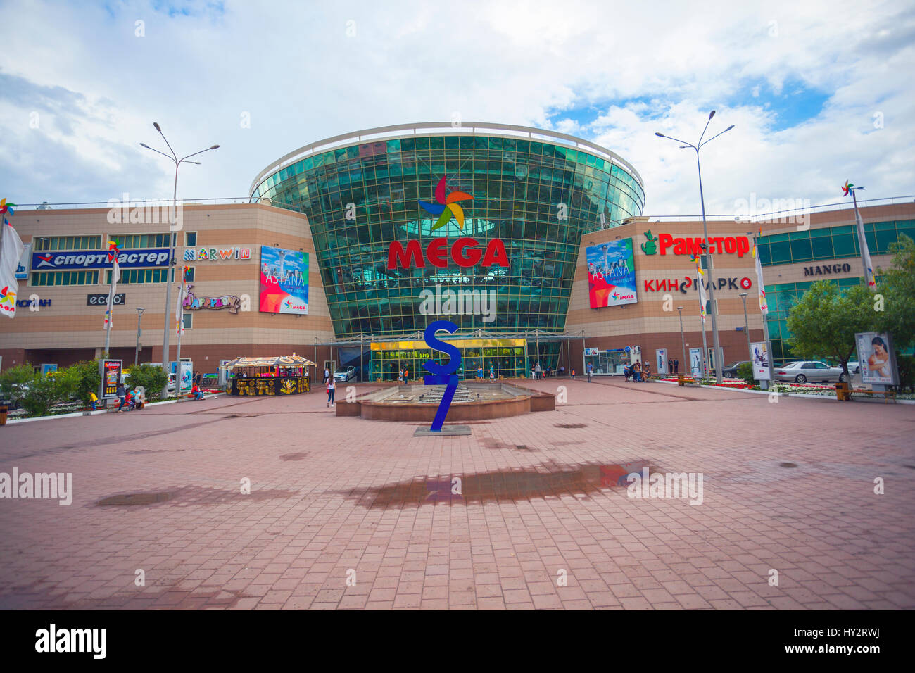 Il Centro per il tempo libero in Astana - Mega. A piedi le persone. Foto Stock