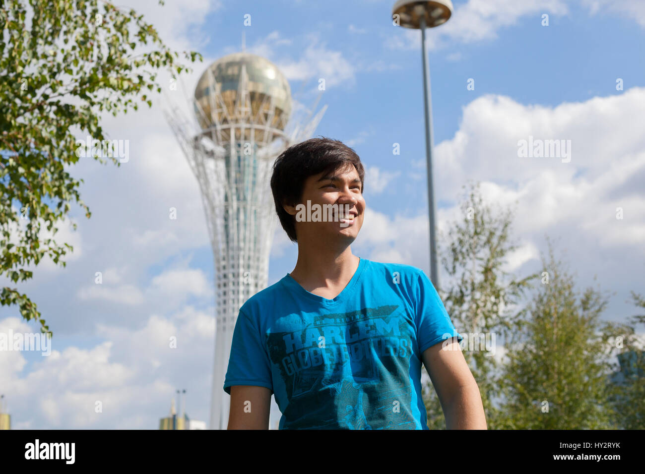 Uomo in maglietta blu sullo sfondo di Bayterek Astana, Repubblica del Kazakistan Foto Stock