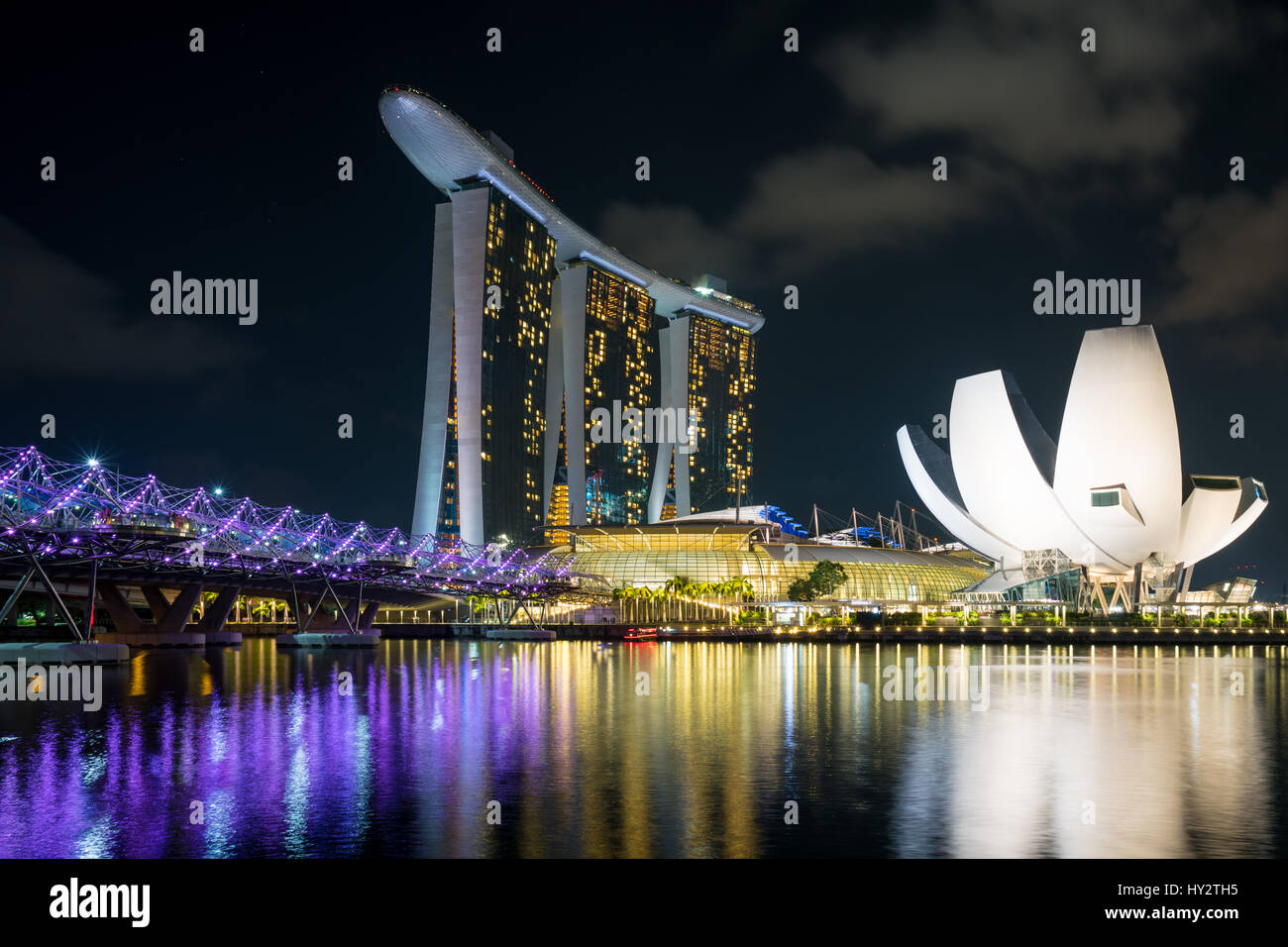 Singapore business district skyline con helix bridge nella notte di Marina Bay, Singapore. Foto Stock
