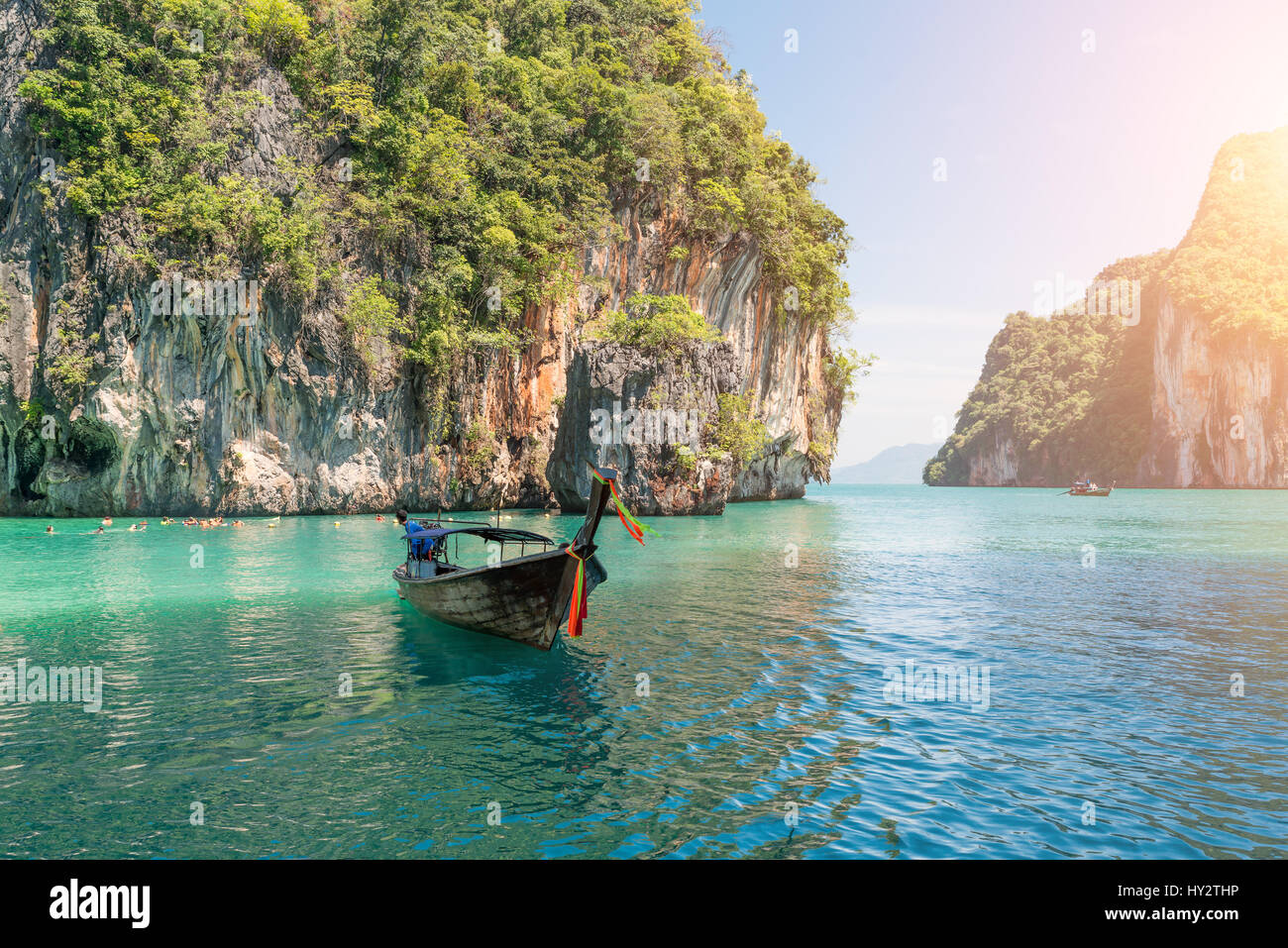 Lo splendido paesaggio di rocce di montagna e mare cristallino con longtail boat a Phuket, Tailandia. Estate, Viaggi, vacanze, concetto di vacanza. Foto Stock