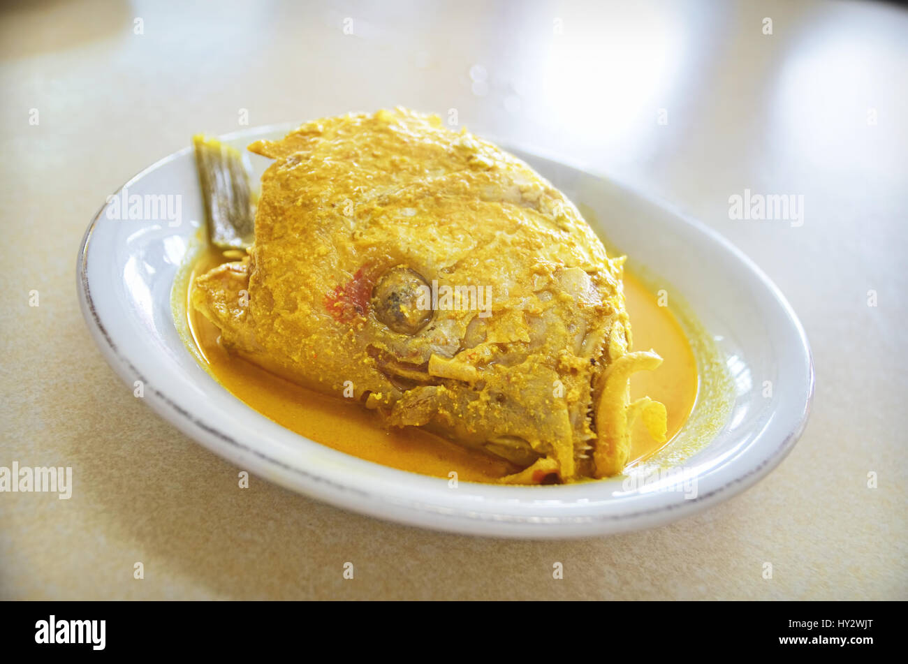 Un piatto di red snapper la testa gulai (Gulai Kepala Kakap) Foto Stock