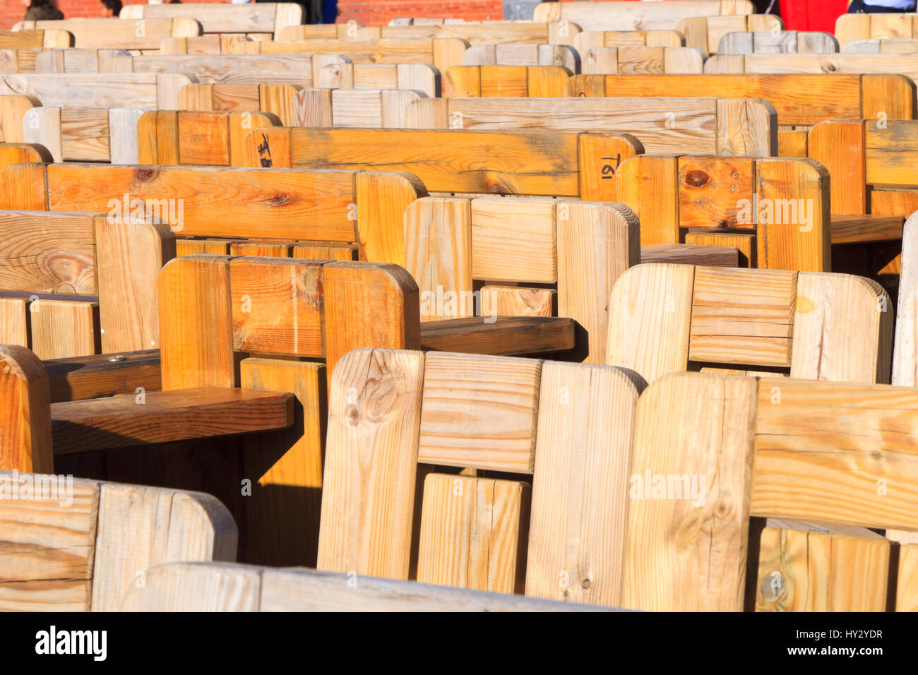 Tavoli in legno e sedie impilate ese ebeachfront in Brighton, East Sussex, Inghilterra Foto Stock