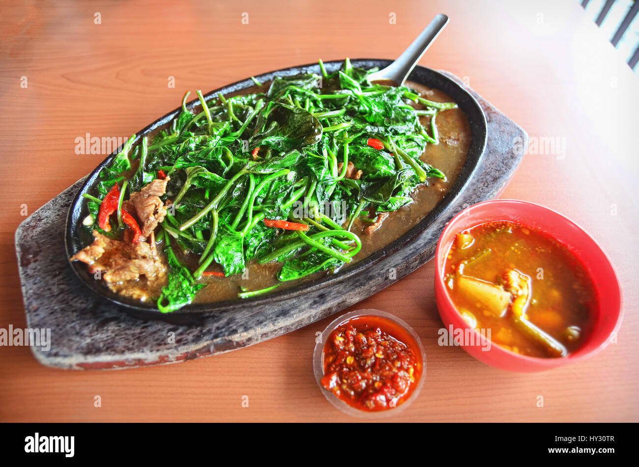 Un piatto di mescolare acqua fritto spinaci (Cah Kangkung) Foto Stock