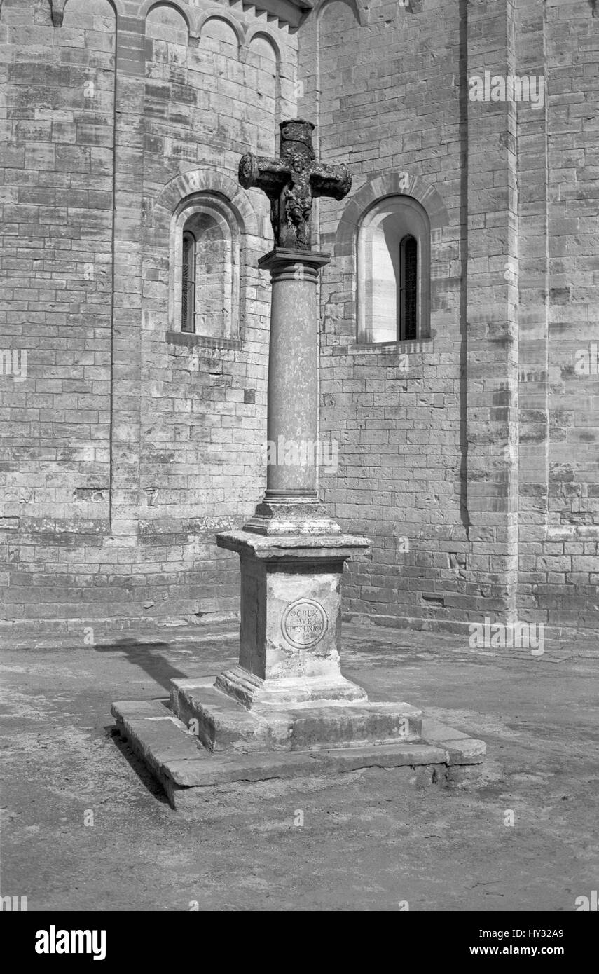 Saint-Martin-de-Londres, esterno: croce con la scritta "Ave Crux spes unica' (Ave alla Croce, nostra unica speranza) Foto Stock