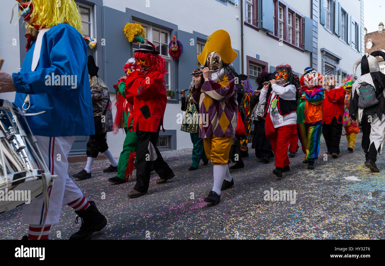 Il Carnevale di Basilea. Nadelberg, Basilea, Svizzera - Marzo 7, 2017. Un gruppo di partecipanti di carnevale in colorati costumi giocando snare drum e piccolo. Foto Stock