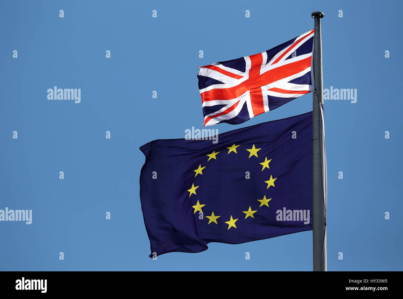 La bandiera europea e la bandiera UE volare dal montante stesso sopra l'edificio Summerhall a Edimburgo. I negoziati sul futuro delle relazioni commerciali tra il Regno Unito e la UE potrebbe iniziare al più presto questo autunno, presidente del Consiglio europeo Donald Tusk ha indicato. Foto Stock