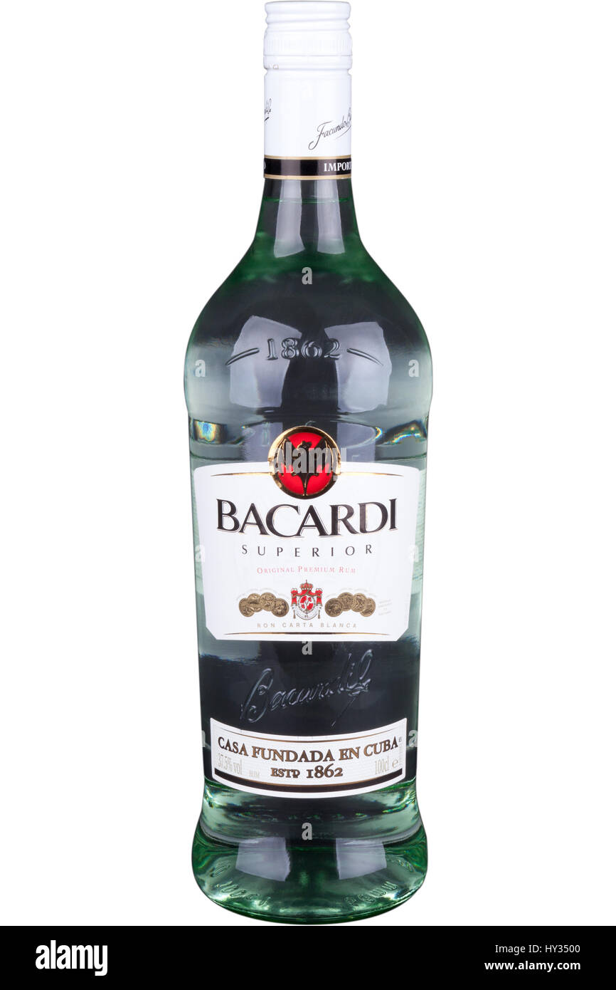 Una bottiglia di Bacardi Superior rum bianco, su un solido sfondo bianco  Foto stock - Alamy