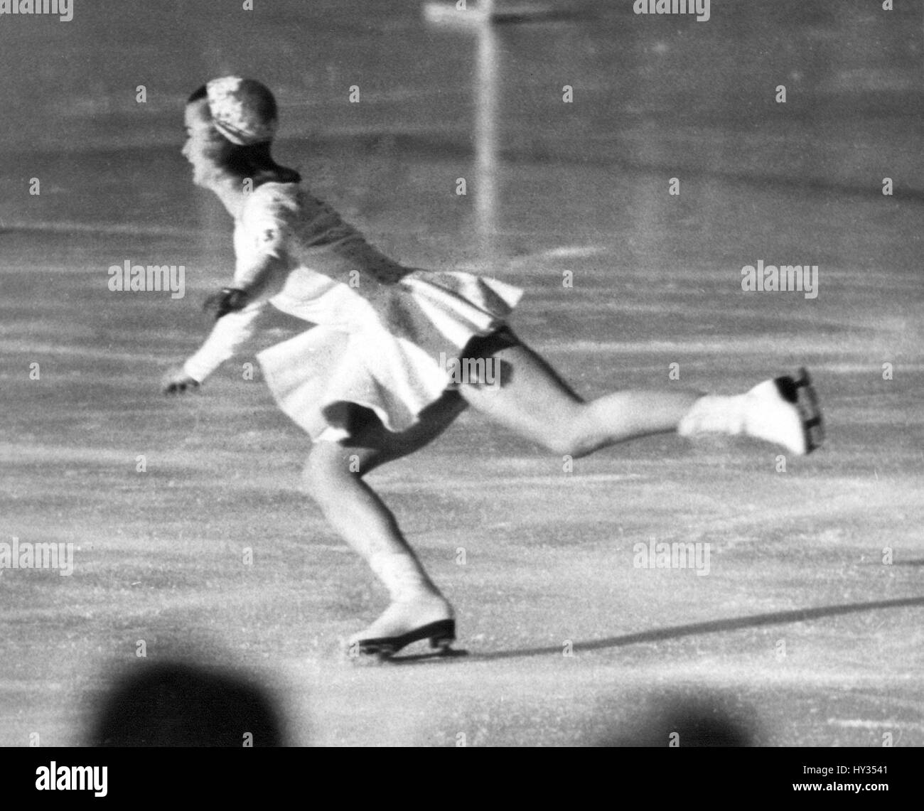 Pattinatore Barbara Ann Scott esecuzione alle Olimpiadi a San Moritz, Svizzera. Foto Stock