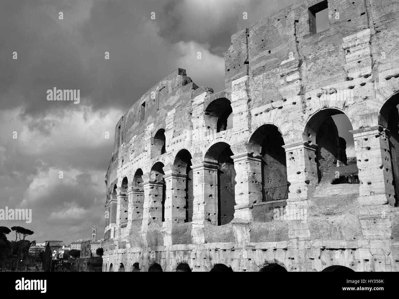 Colosseo arcade monumentale con nuvole (bianco e nero) Foto Stock