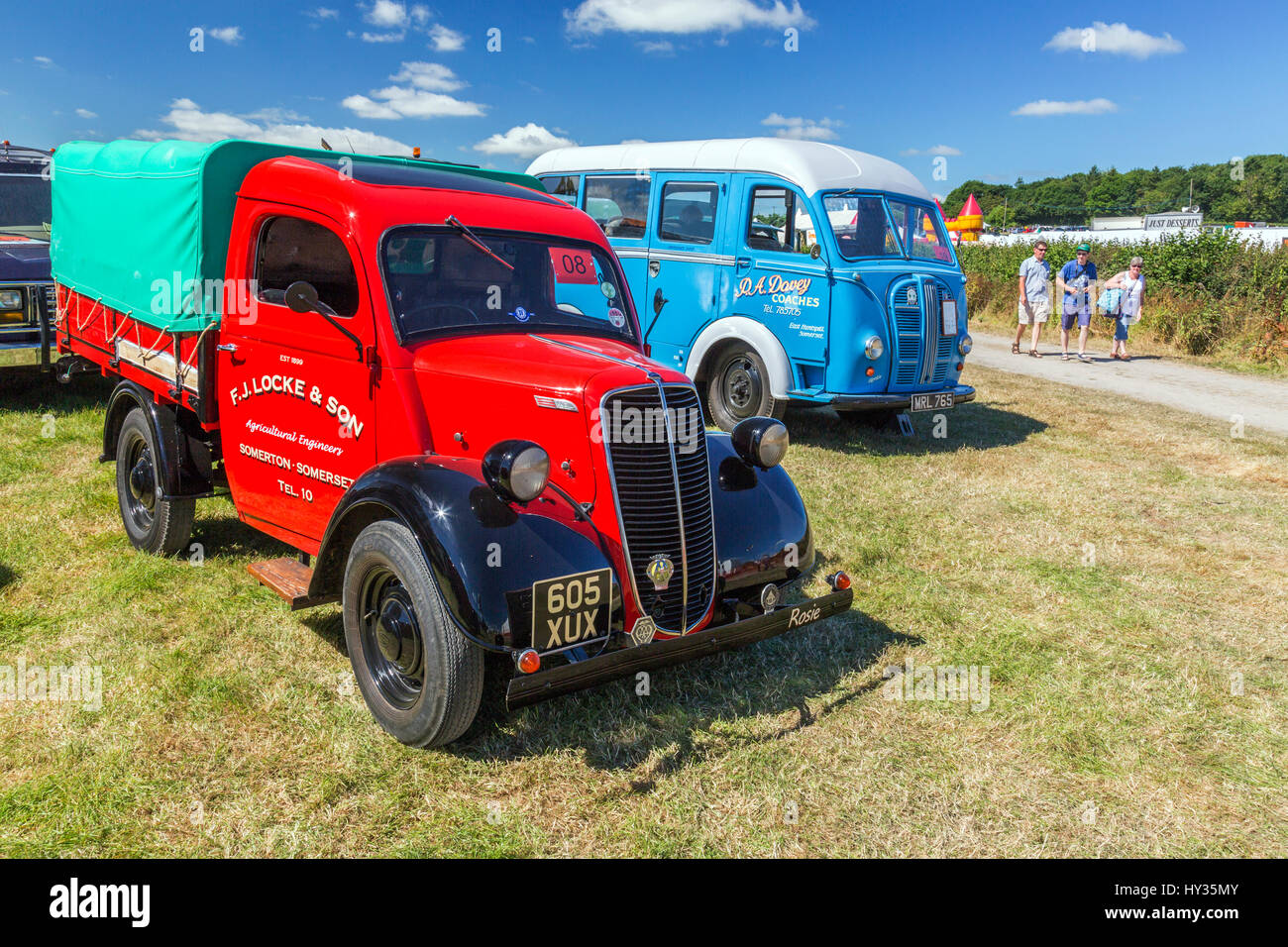 Un annata storica restaurata a letto piatto Ford Thames Carrello e Austin K8 pullman in 2016 Norton Fitzwarren vapore & Vintage Rally del veicolo, Somerset Foto Stock