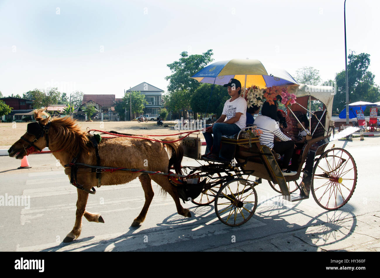 Cavalli carrozza viaggiatori in attesa le persone utilizzano service tour città intorno al Wat Phra That Lampang Luang tempio buddista sul dicembre 27, 2016 a Lam Foto Stock