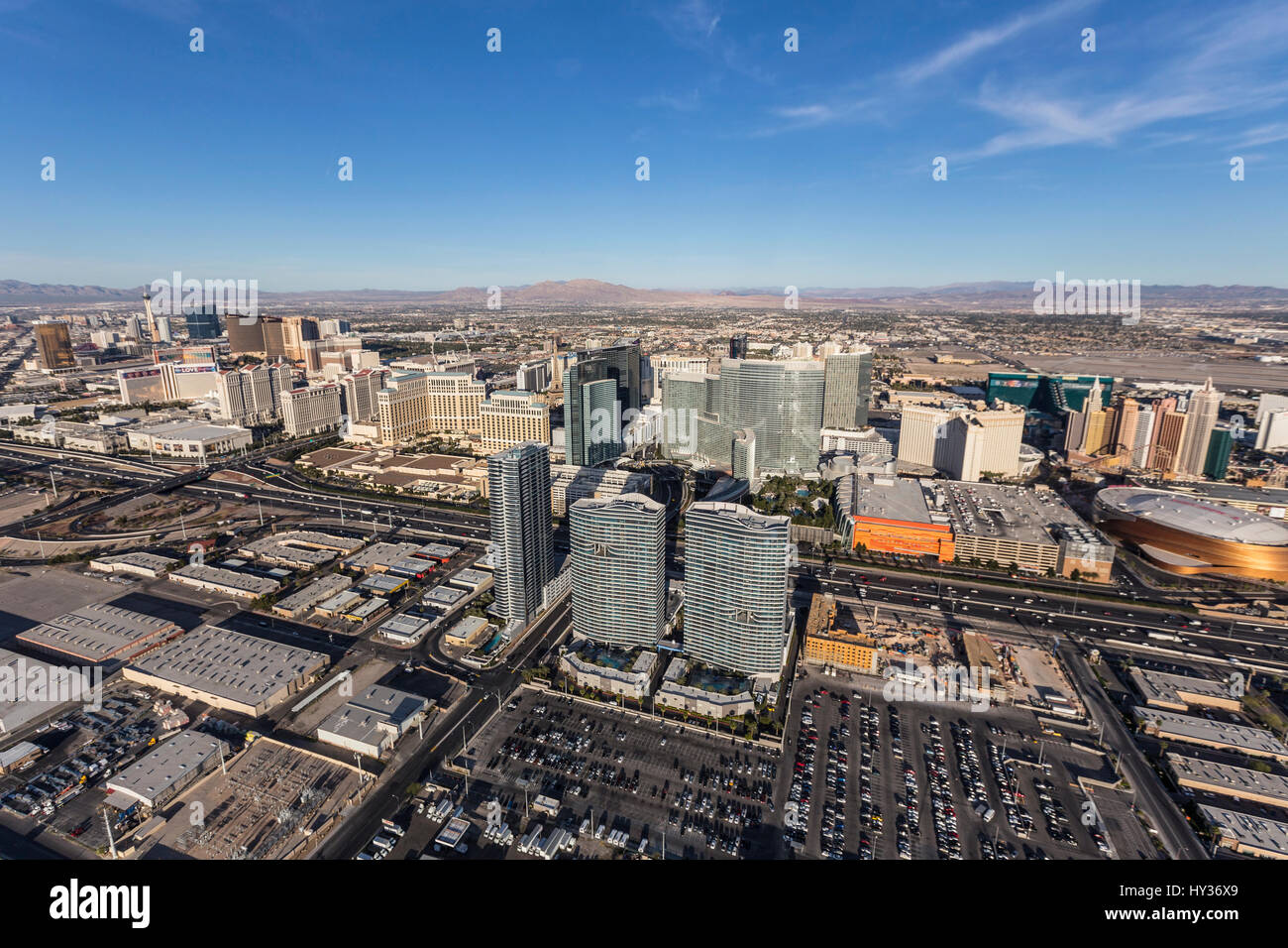 Las Vegas, Nevada, Stati Uniti d'America - 13 Marzo 2017: vista aerea di Las Vegas le torri e la Interstate 15 nel sud del Nevada. Foto Stock