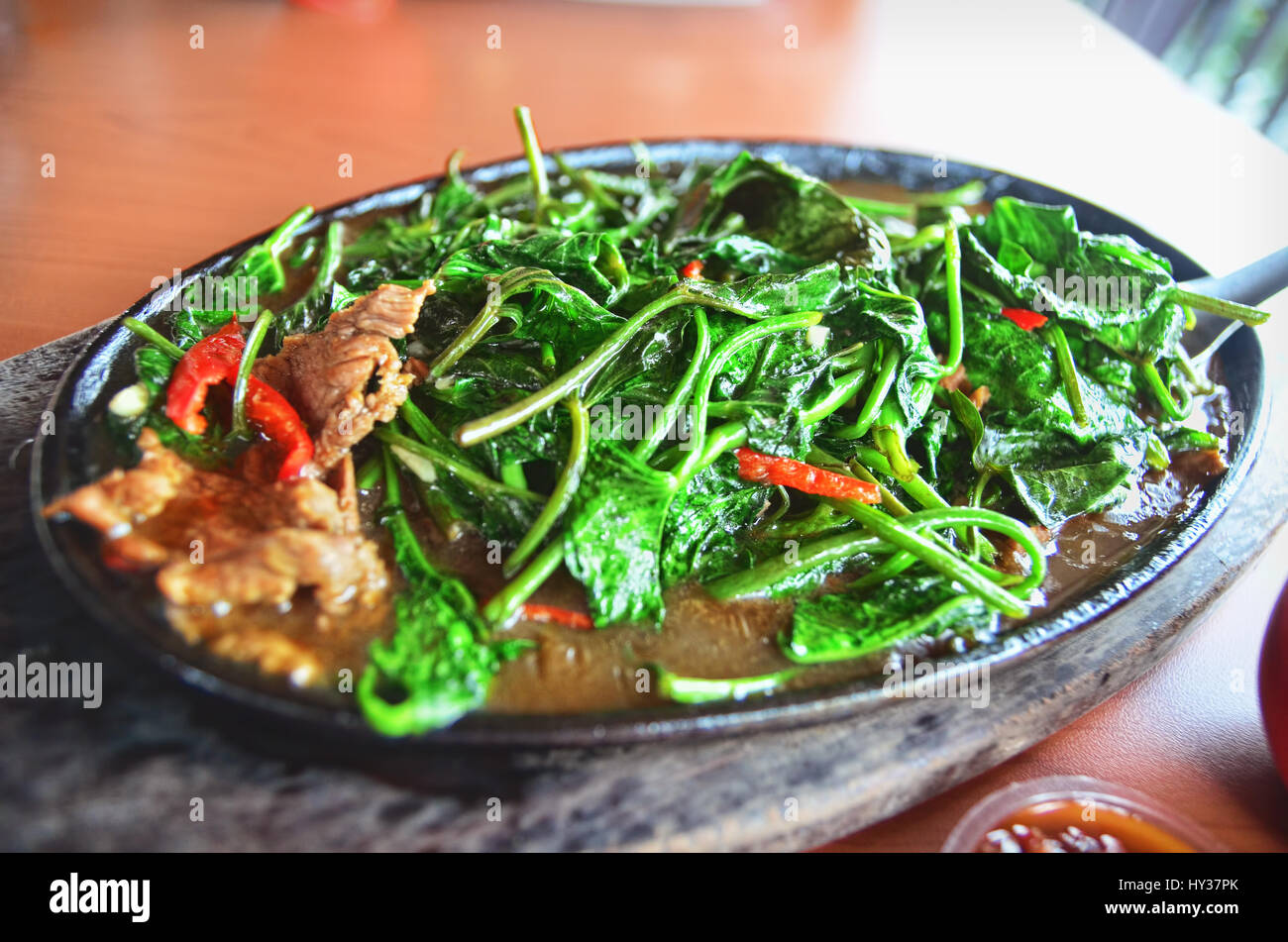Un piatto di mescolare acqua fritto spinaci (Cah Kangkung) Foto Stock