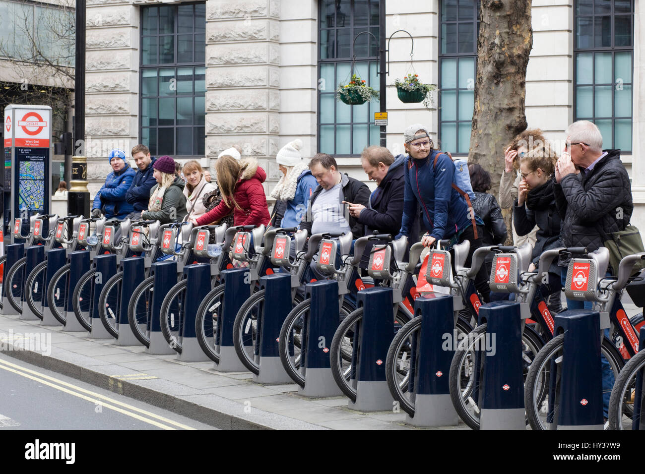 I turisti noleggio cicli di Santander a Londra Foto Stock