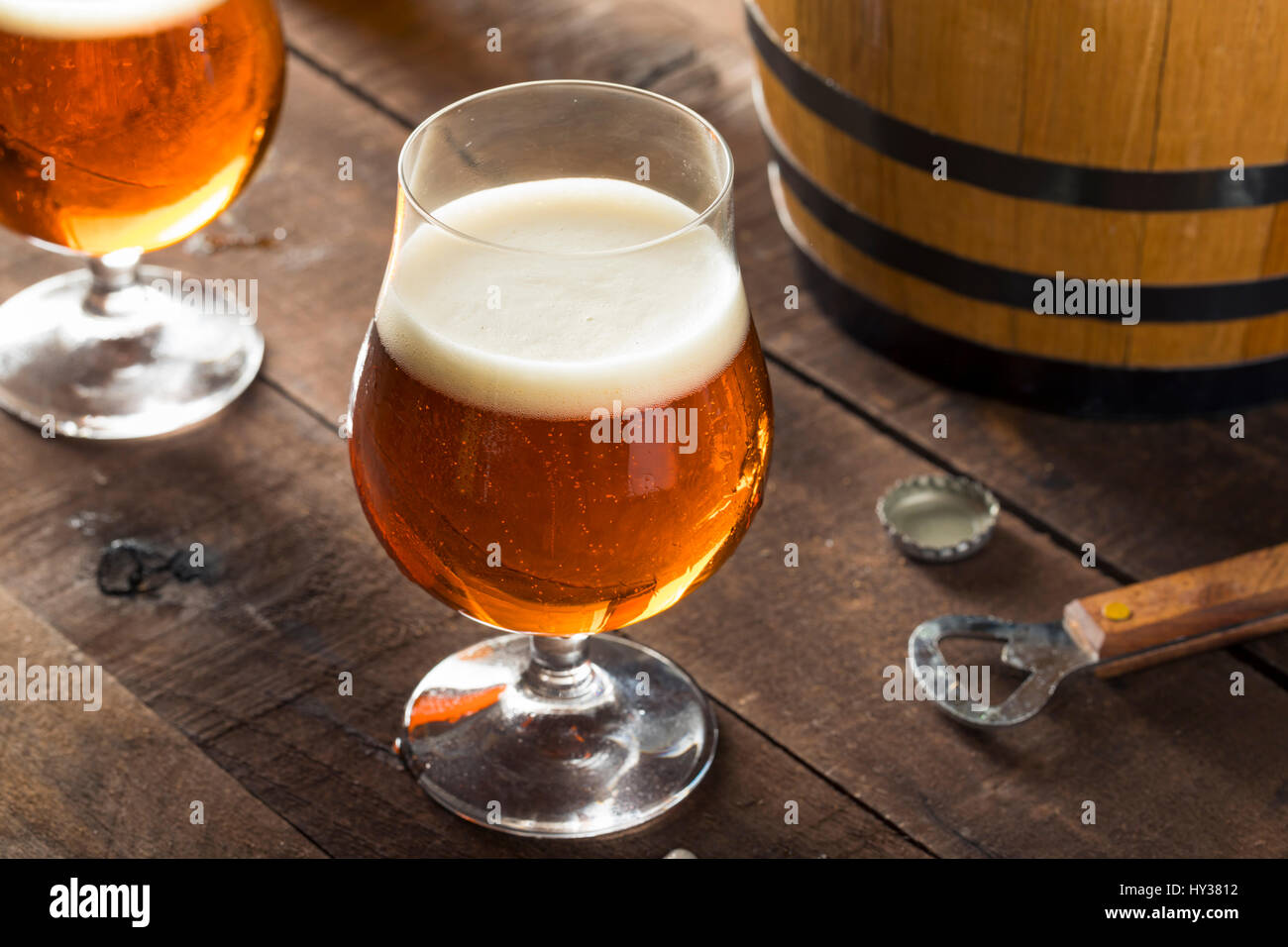 Aggiornamento Bourbon Barrel di età compresa la birra in un bicchiere Foto Stock