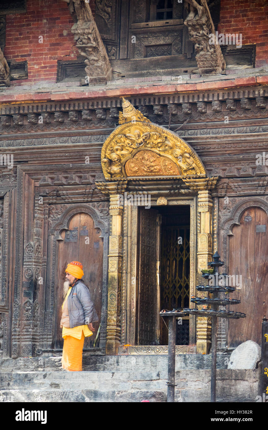 Santo indù uomo in piedi al di fuori di un tempio a Kathmandu in Nepal Foto Stock
