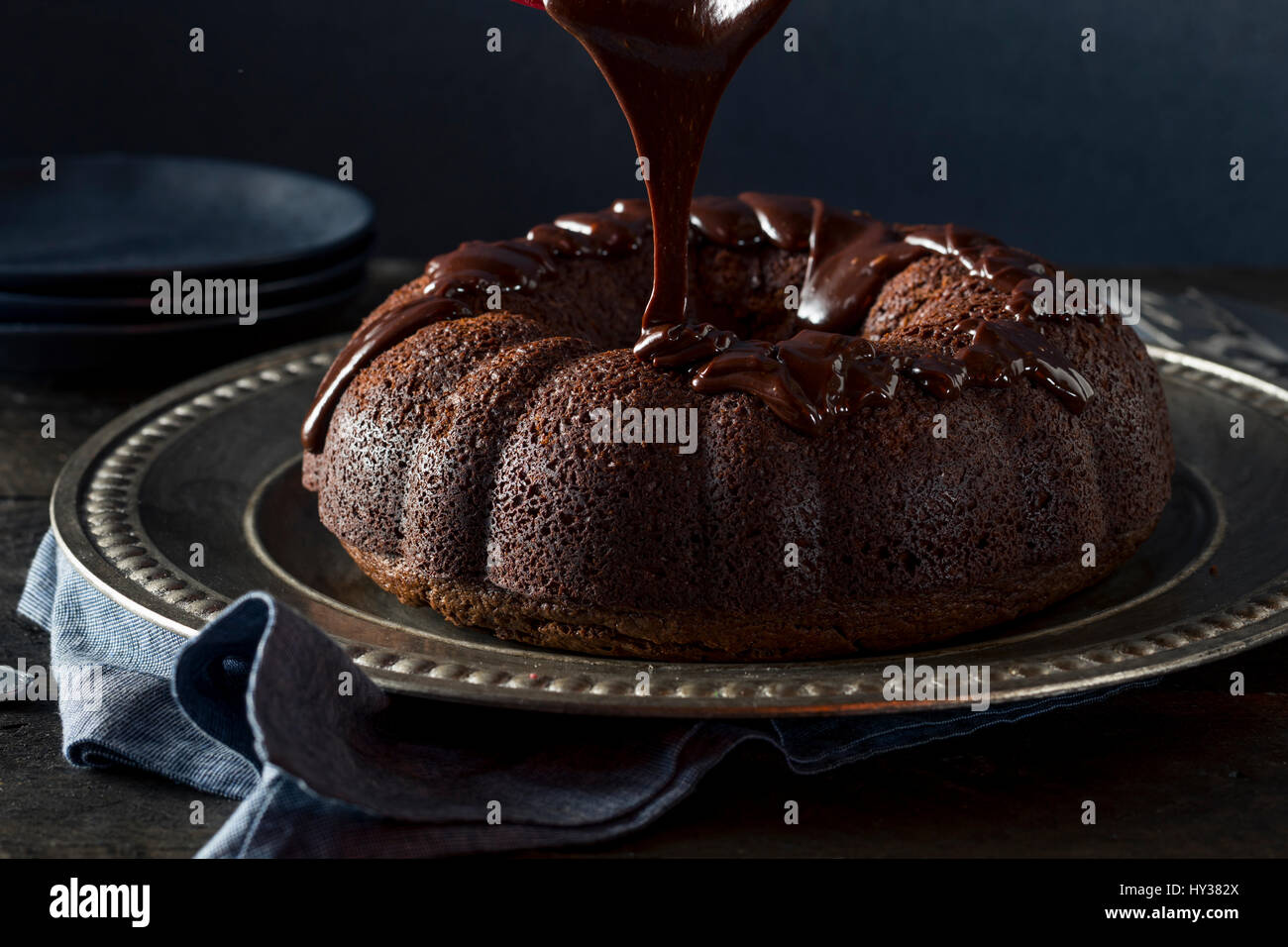 Dolci fatti in casa il cioccolato scuro Bundt Cake pronto a mangiare Foto Stock