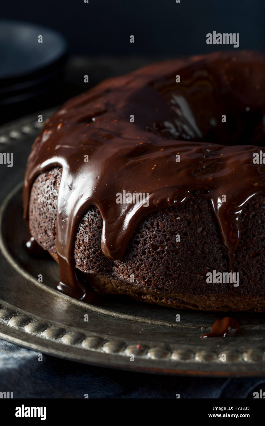 Dolci fatti in casa il cioccolato scuro Bundt Cake pronto a mangiare Foto Stock