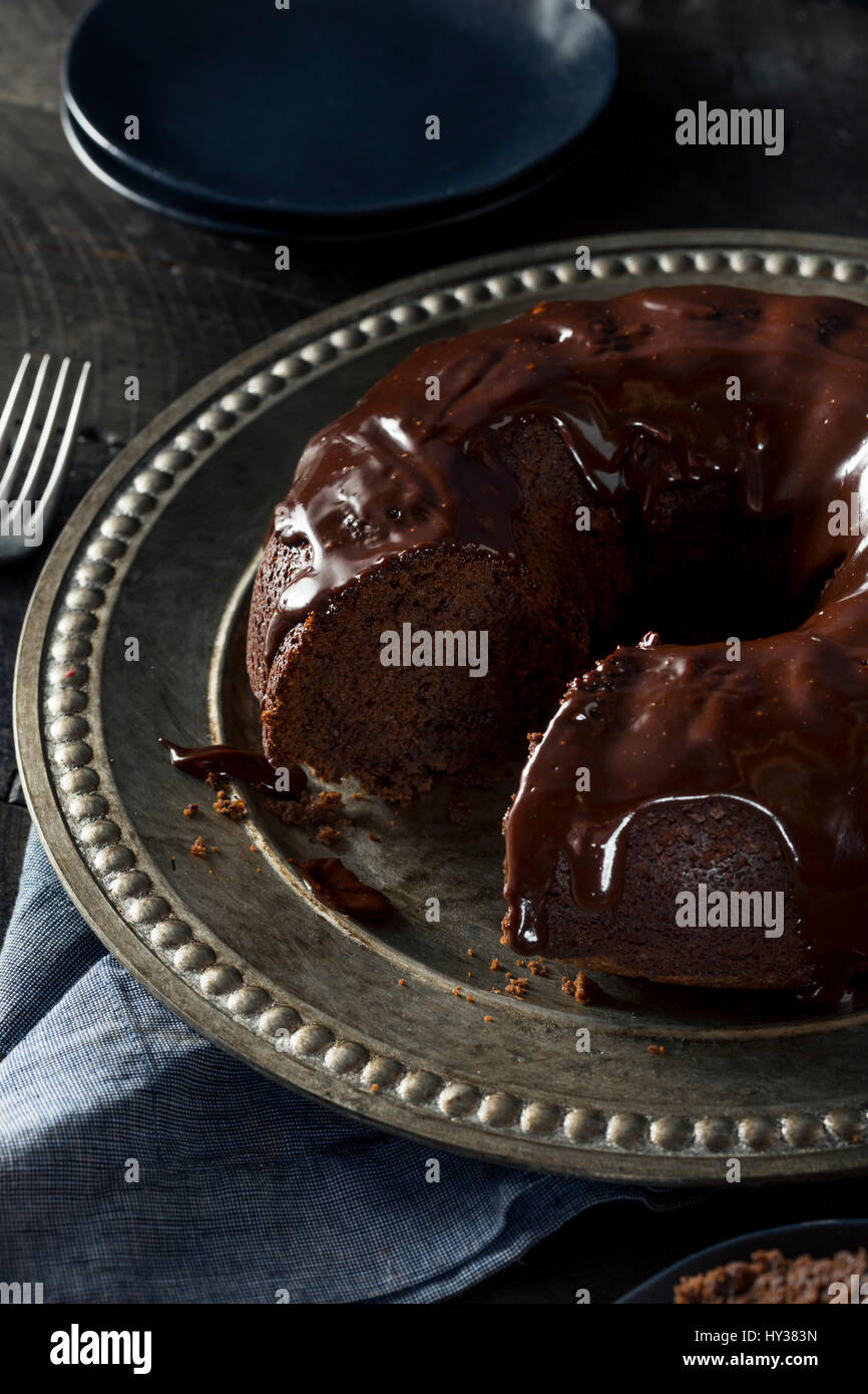 Dolci fatti in casa il cioccolato scuro Bundt Cake pronto a mangiare Foto Stock
