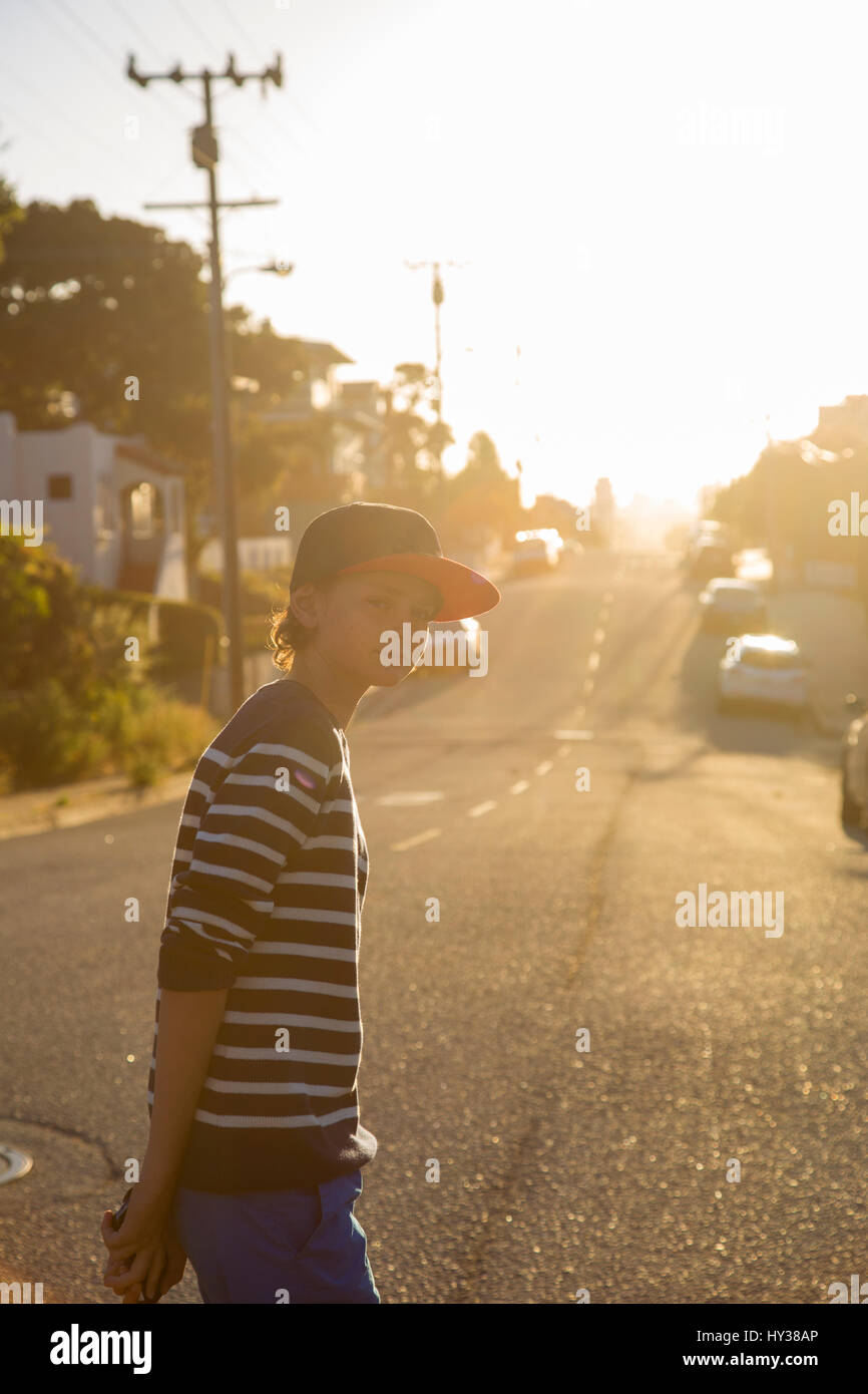 Stati Uniti, California, Pacific Grove, ragazzo (14-15) in piedi sulla strada suburbana Foto Stock