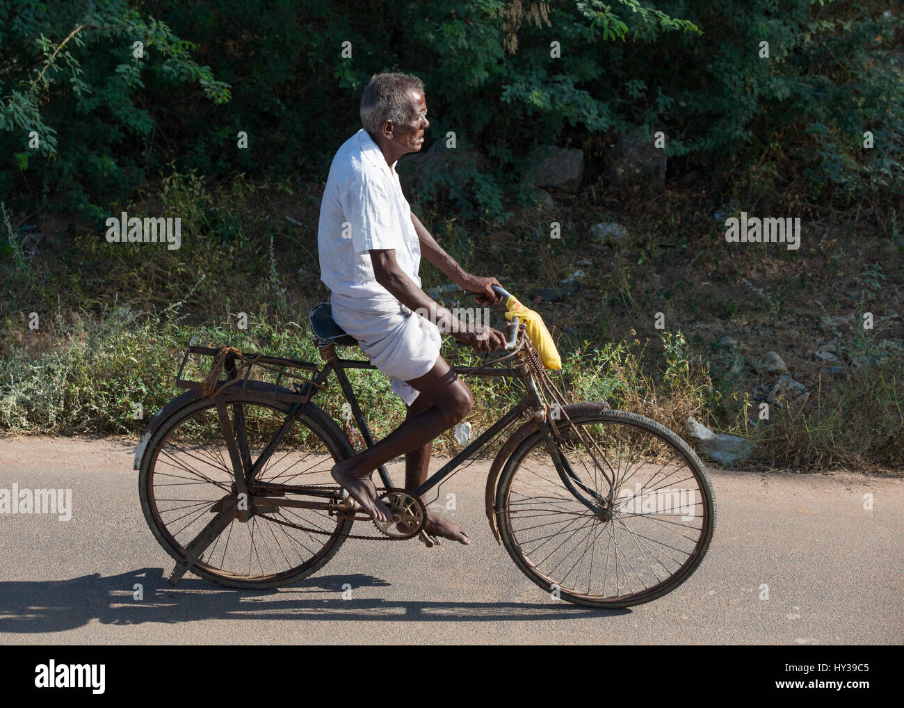 Il vecchio uomo in sella a una moto push in Koonthankulam, Tamil Nadu, India, Foto Stock