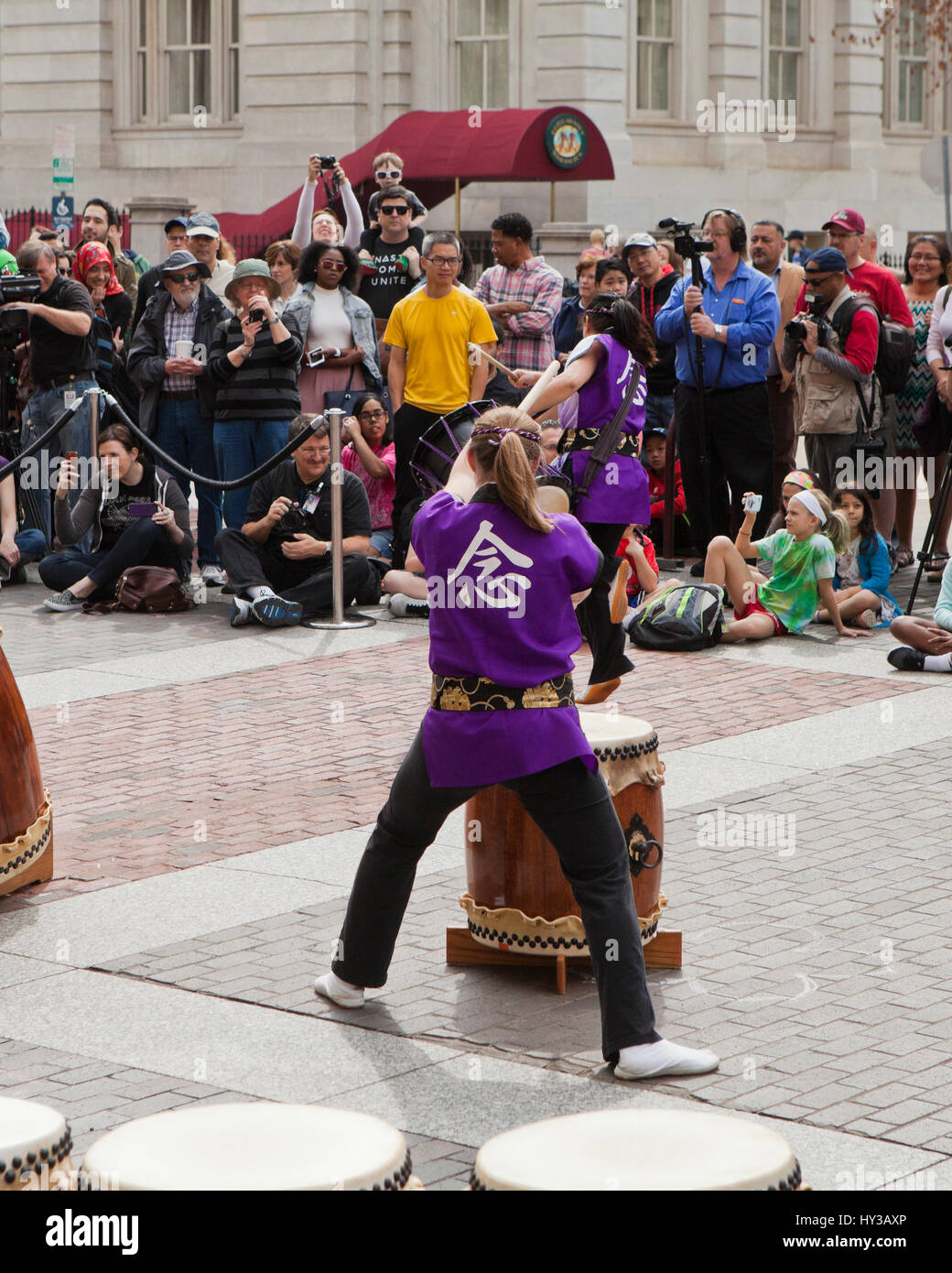 Taiko batteristi di eseguire durante il National Cherry Blossom Festival - Washington DC, Stati Uniti d'America Foto Stock