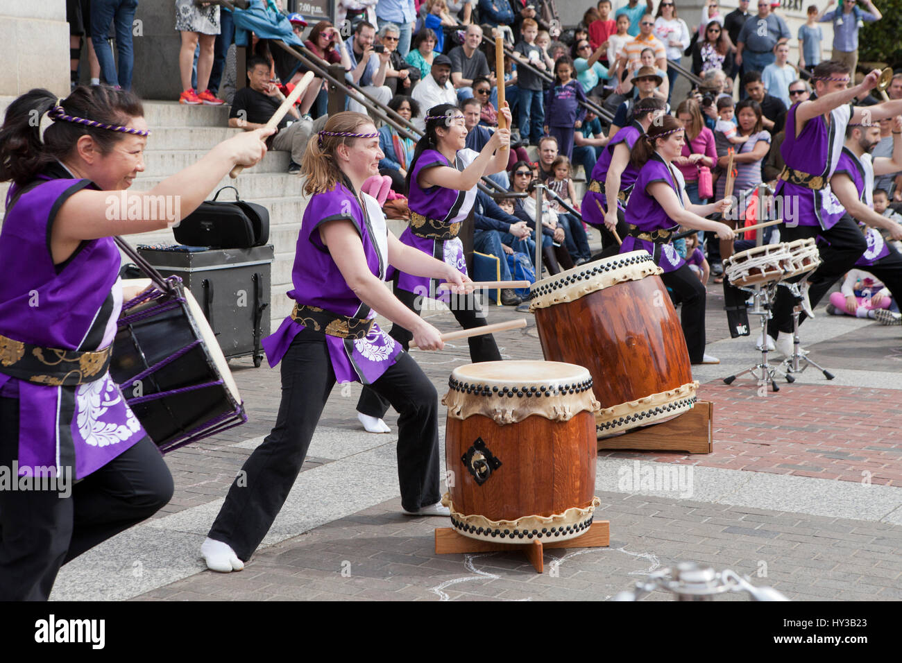 Taiko batteristi di eseguire durante il National Cherry Blossom Festival - Washington DC, Stati Uniti d'America Foto Stock