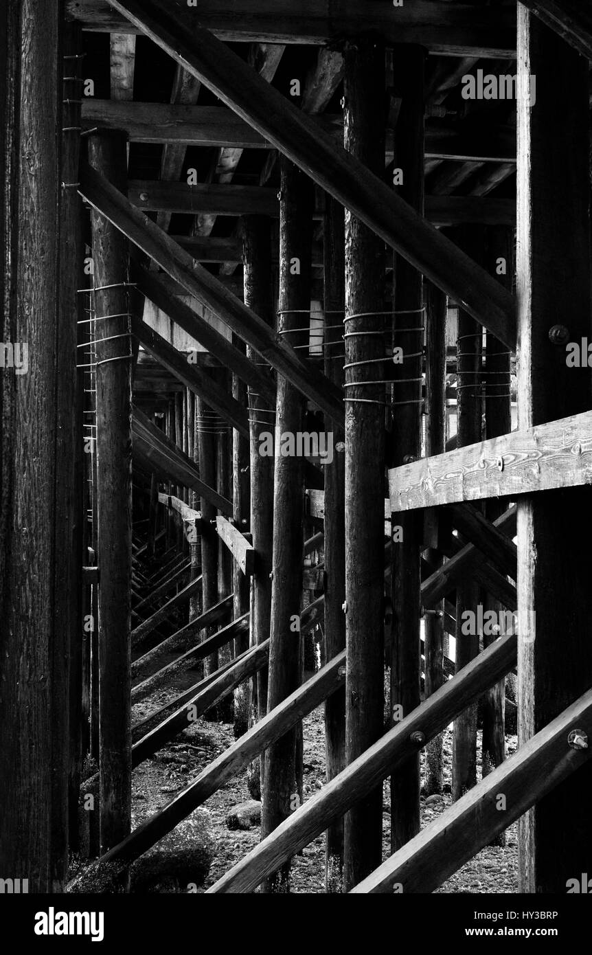 Sotto il molo in bianco e nero Foto Stock