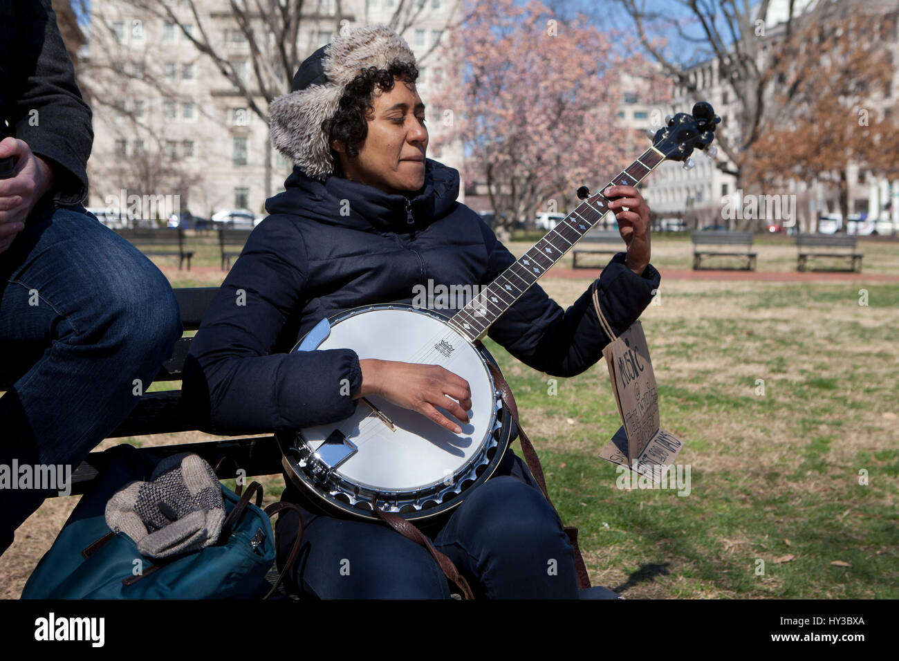 Donna afro-americana giocando banjo in un parco pubblico USA Foto Stock