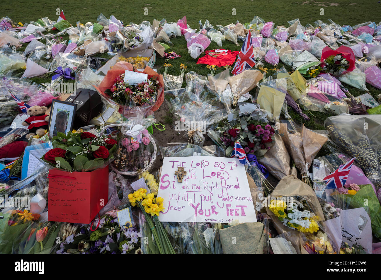 Omaggi floreali sono posati fuori in Westminster, Londra in ricordo delle vittime del terrore attacco su XXII Marzo 2017 quale rivendicato quattro vite comprendente un Metropolitan police officer, PC Keith Palmer. Foto Stock
