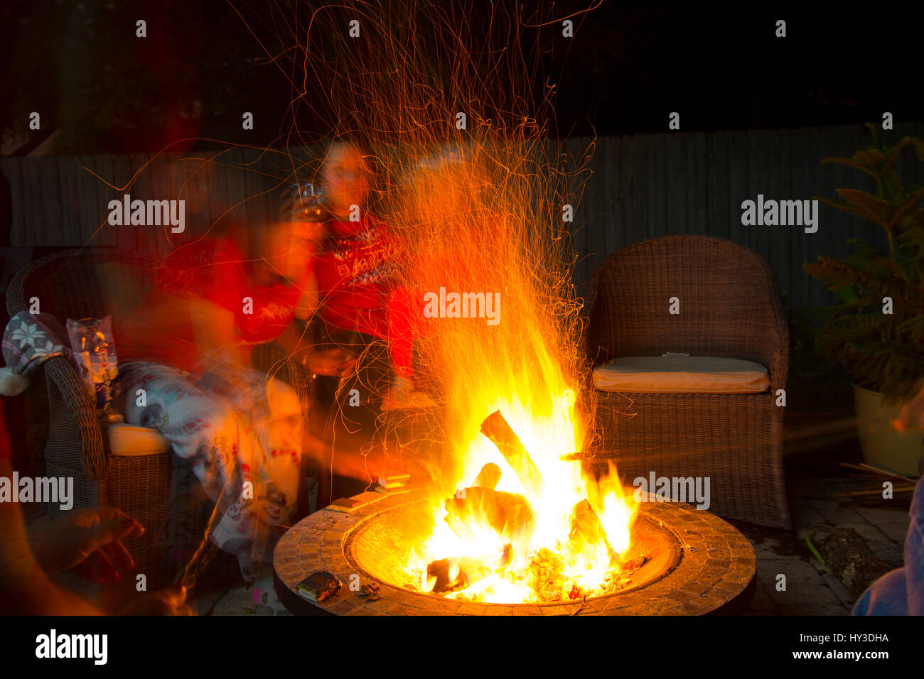 Una buca per il fuoco con grandi fiamme Foto Stock