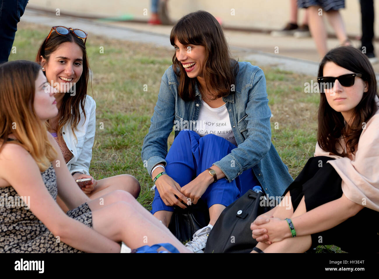 Barcellona - 1 giu: donne siedono sull'erba a Primavera Sound 2016 Festival il 1 giugno 2016 a Barcellona, Spagna. Foto Stock