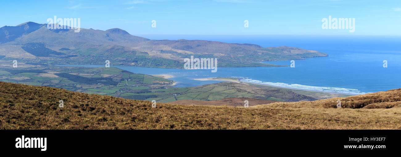 Guardando ad ovest verso la montagna di Brandon e Brandon punto dalla montagna Coombane sulla penisola di Dingle, nella contea di Kerry, Irlanda Foto Stock