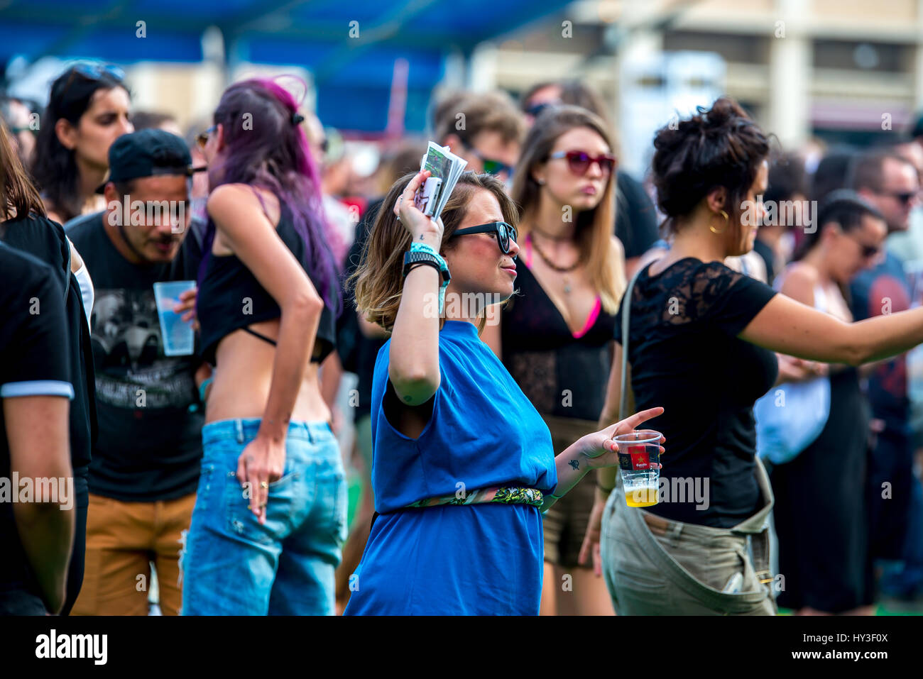 Barcellona - Jun 16: la gente ballare in un concerto al Sonar Festival il 16 giugno 2016 a Barcellona, Spagna. Foto Stock