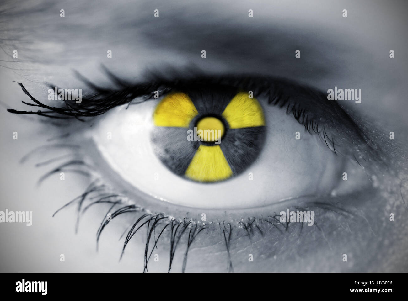 Occhio di una donna con segno di radioattività, Auge einer Frau mit Radioaktivitätszeichen Foto Stock